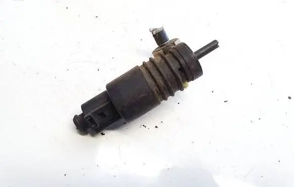 Volkswagen Touran I Windscreen/windshield washer pump
