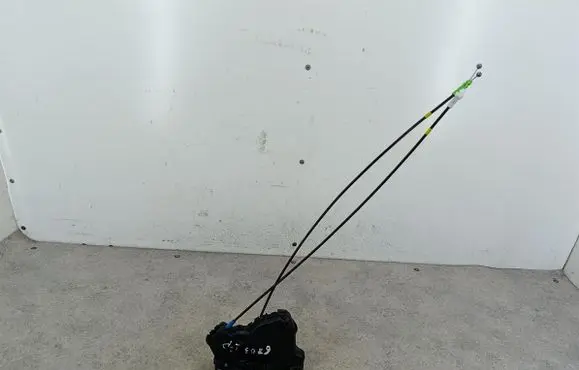 Toyota Auris 150 Front door lock 