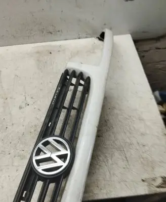 Volkswagen PASSAT B4 Front grill K0377