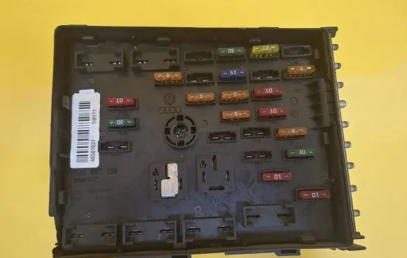 Volkswagen PASSAT B6 Fuse box set 3C0937125