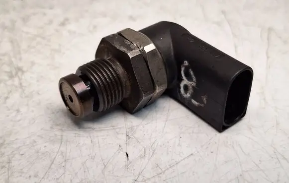 BMW 3 E46 Fuel pressure sensor 0281002497 13537787167
