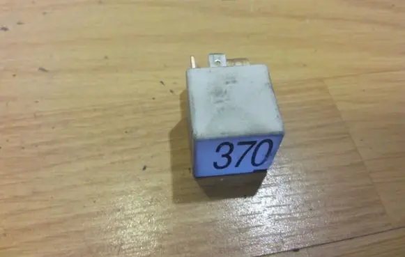 Volkswagen PASSAT B5 Other relay 8D0951253 370