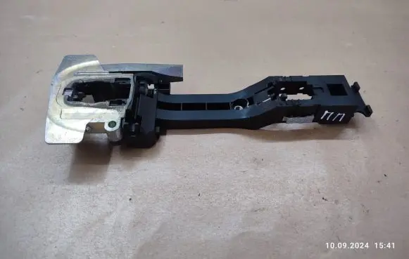 Nissan X-Trail T32 Front door exterior handle/bracket 