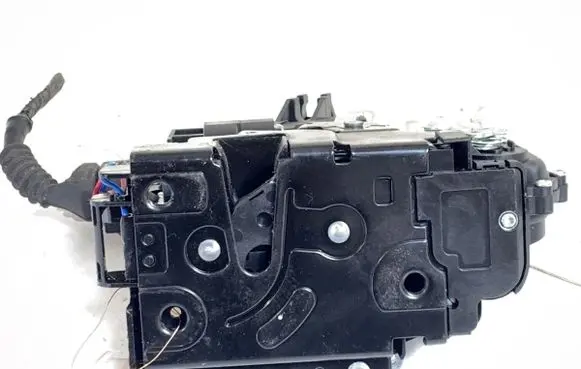Volkswagen PASSAT B5.5 Front door lock