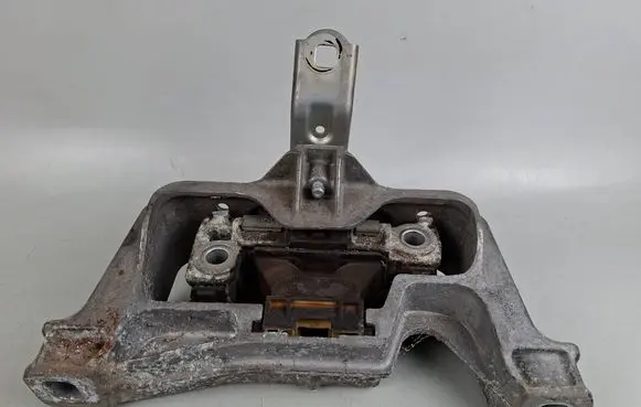 Mercedes-Benz A W176 Engine mount bracket A2462402517