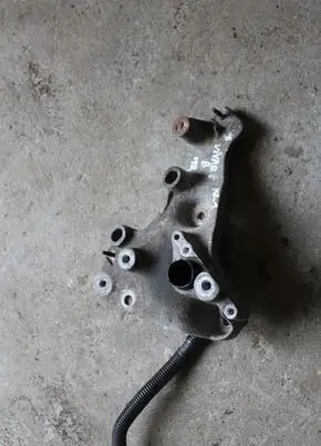 Opel Vivaro Engine mounting bracket 93455374 648606762R