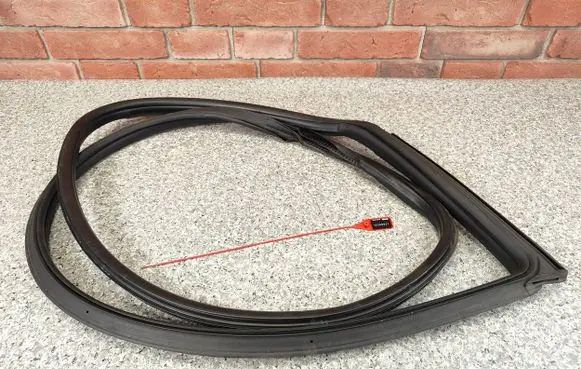 BMW 2 F22 F23 Rubber seal front door (on door) 7348420