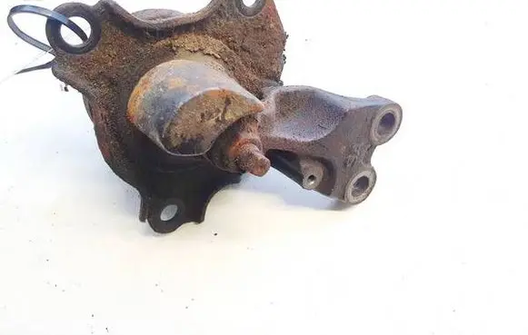 Honda FR-V Engine mount bracket