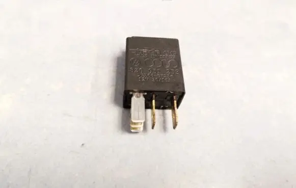 Volkswagen PASSAT B5 Other relay 8z0951253