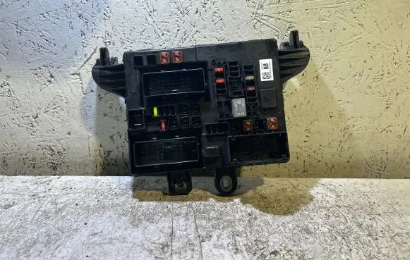 Opel Insignia A Fuse module 13277318 22001308411