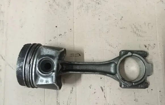 Volkswagen PASSAT B8 Piston with connecting rod 79L121