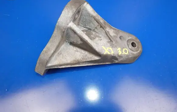 Jaguar XJ X351 Engine mounting bracket 5R836037BB