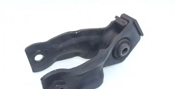 Engine mounting bracket