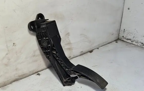 Accelerator throttle pedal