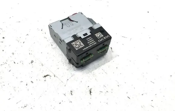 Volvo XC40 USB socket connector 32375814