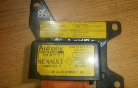 Renault Megane I Airbag control unit/module 7700841176a