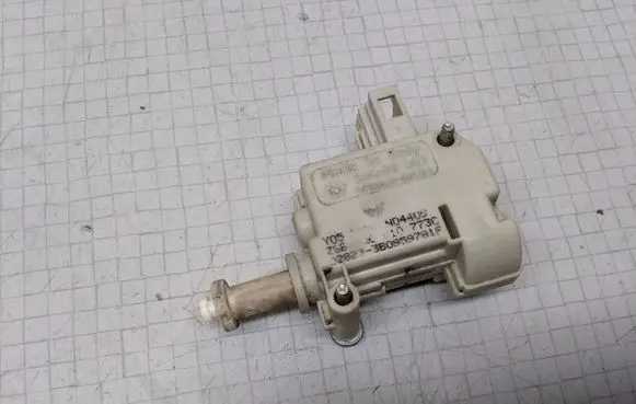 Volkswagen Polo Central locking motor 3B0959781F