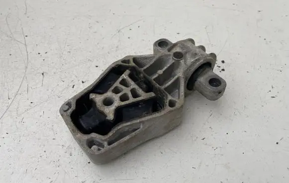 Mercedes-Benz B W246 W242 Engine mount bracket