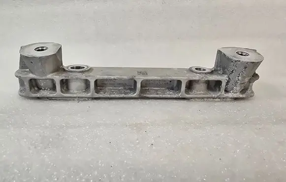Volvo XC40 Engine mounting bracket 32137504