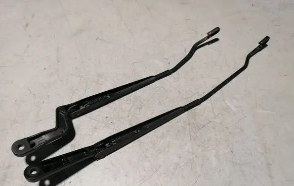 Front wiper blade arm