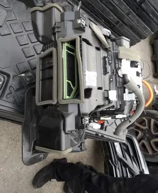 Nissan Leaf II (ZE1) Interior heater climate box assembly 272105SH1A
