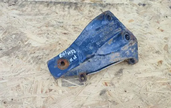 BMW 5 E60 E61 Engine mounting bracket 6771072