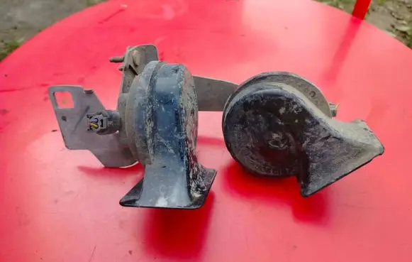 BMW 5 E60 E61 Horn signal 0092018 6935709