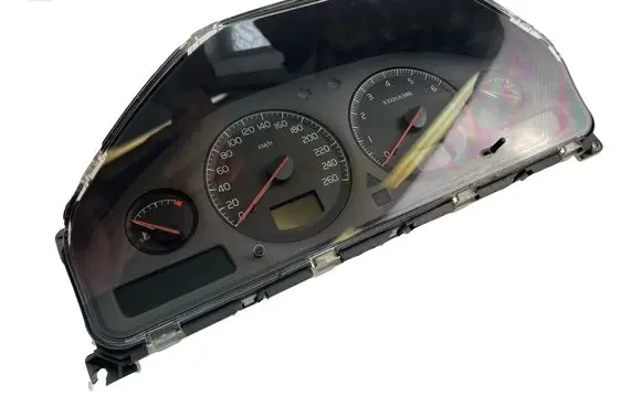 Volvo V70 Speedometer (instrument cluster) 8637993