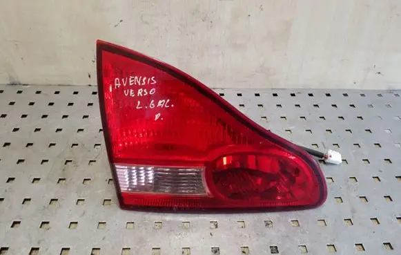 Toyota Avensis Verso Tailgate rear/tail lights