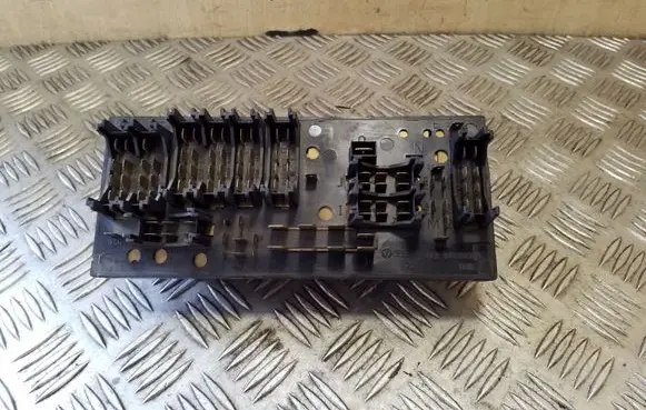 Audi 80 90 S2 B4 Fuse module 443941822B