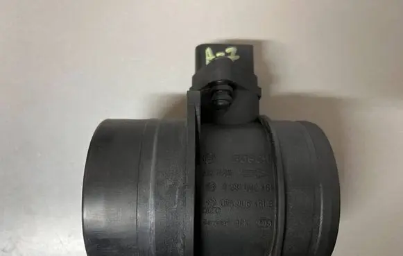 Volkswagen Touran I Mass air flow meter 074906461B 0281002461