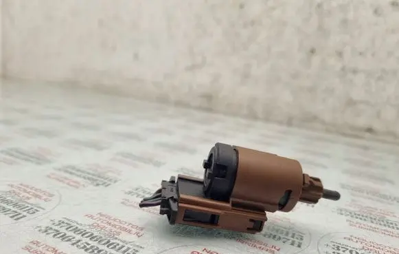 Volkswagen Polo IV 9N3 Brake pedal sensor switch 3B0945511
