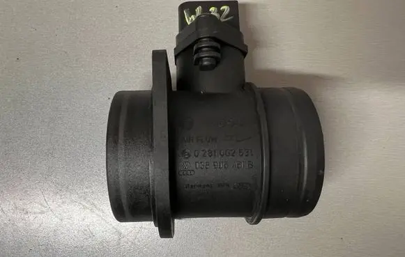 Volkswagen Touran I Mass air flow meter 038906461B 0281002531