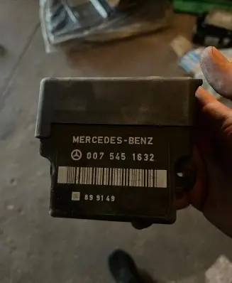 Mercedes-Benz E W124 Glow plug pre-heat relay 0075451632 899149