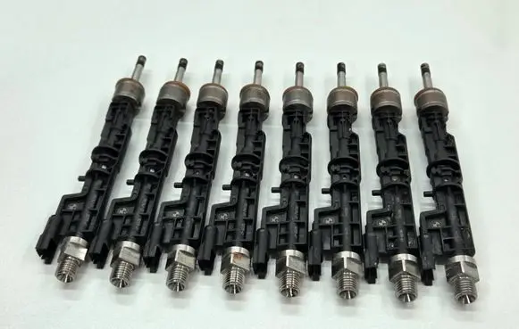 BMW M5 F90 Fuel injector 7852362 13647852362