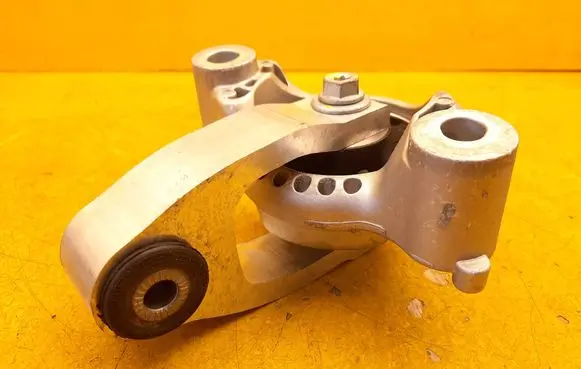 Peugeot 5008 II Engine mounting bracket 9803703080