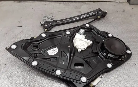 Volkswagen PASSAT CC Rear door window regulator with motor 3C8839755