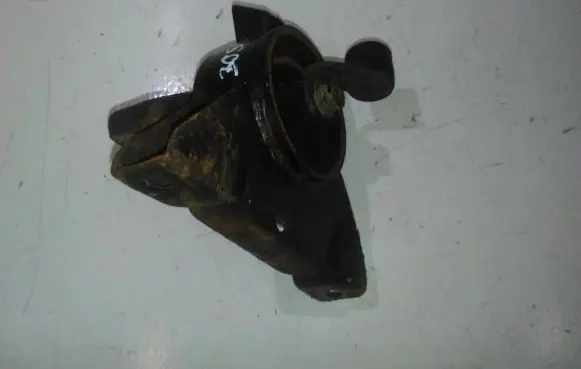 Mazda 626 Engine mount bracket
