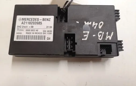 Mercedes-Benz E W211 Seat control module A2118202685 00005822A8 040098