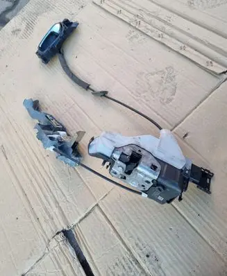 Peugeot 3008 I Front door lock PSA732292
