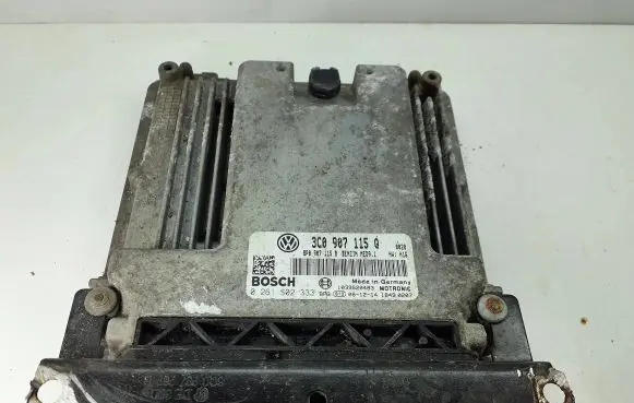 Volkswagen PASSAT B6 Engine control unit/module 8P0907115B 3C0907115Q 0261S02333