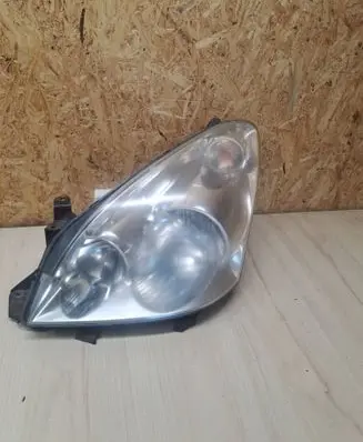 Toyota Corolla Verso AR10 Headlight/headlamp E11200683