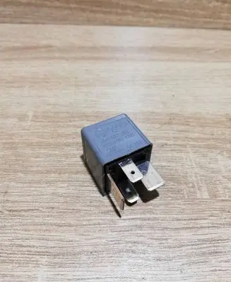Volkswagen PASSAT B5 Other relay 8D0951253