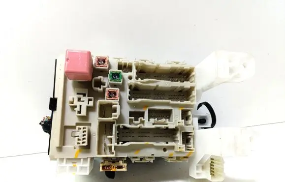 Toyota Avensis T270 Fuse module 8273005150B