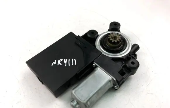 Volvo C30 Front door window regulator motor 979037100