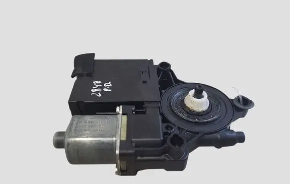 Volkswagen PASSAT B6 Front door window regulator motor 980852135 3C0959702