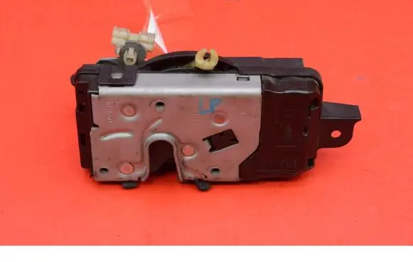Opel Zafira C Front door lock 13210748