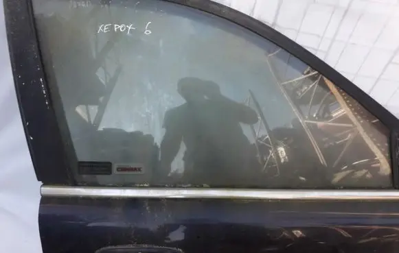 Mazda Xedos 6 Front door window glass four-door