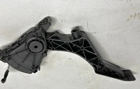 Accelerator throttle pedal