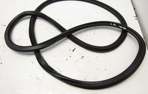 Audi Q3 8U Front door rubber seal 141014